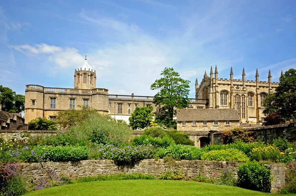 Vista del Colegio de la Iglesia de Cristo y Catedral vista desde los jardines conmemorativos, Oxford . — Foto de Stock