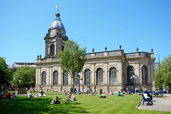 Veduta della Cattedrale di St Philips con persone che si rilassano sotto il sole estivo in primo piano, Birmingham . — Foto Stock