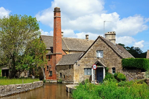 The Old Mill ao longo do rio Eye, Lower Slaughter . — Fotografia de Stock