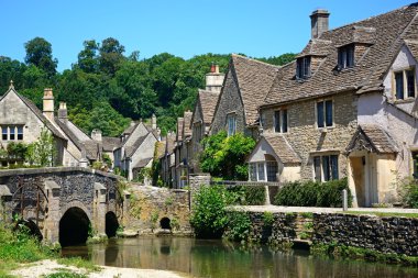 Taş köprü Nehri Bybrook arkaya, Castle Combe evler ile.