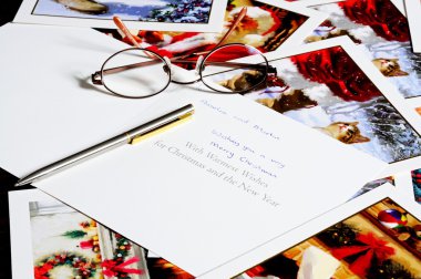 Gözlük ve kalem ile Dağınık Noel kartları.