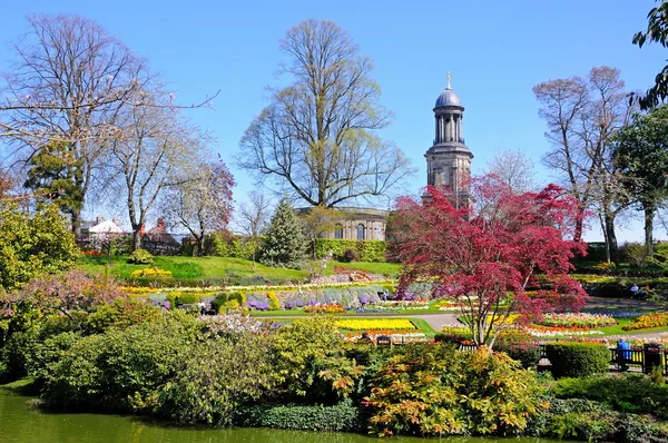 Arka, Shrewsbury St Chads kilise ile Springtime sırasında Quarry Park Dingle resmi bahçe görünümü.