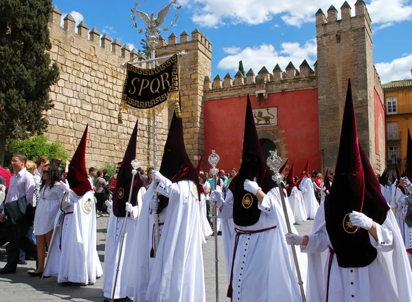 Medlemmar av El Cerro brödraskapet gå längs gatan under Santa Semama, Sevilla. — Stockfoto