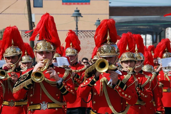 Medlemmar av Huerto brödraskapet Brass Band spelar medan promenader genom stadens centrum gatorna under Santa Semana, Malaga. — Stockfoto