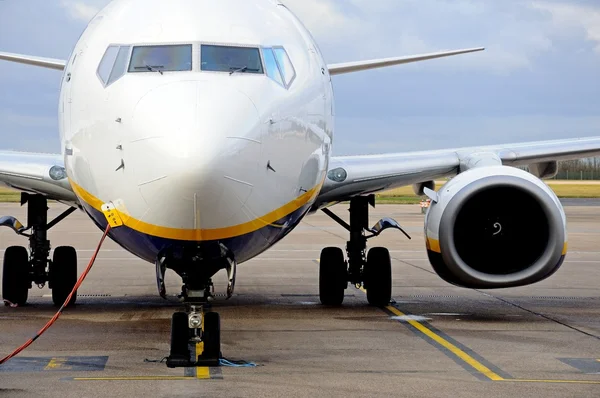 Boeing 737-800 parked on the airport apron, East Midlands Airport. — Stock Photo, Image