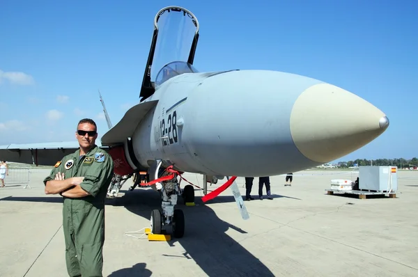 맥도넬 더글러스 F-18 호넷과 조종사 (스페인 공군) 두 번째 말라가 에어 쇼, 말라가 공항. — 스톡 사진