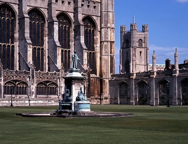 Королі коледжу з пам'ятником на передньому плані, Кембридж. — стокове фото