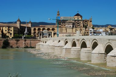 Birinci yüzyıl Roma köprüsü ve Guadalquivir Nehri, Cordoba.