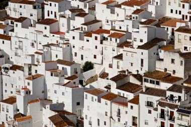 Beyaz badanalı şehir evlerinin görünümü, Casares.