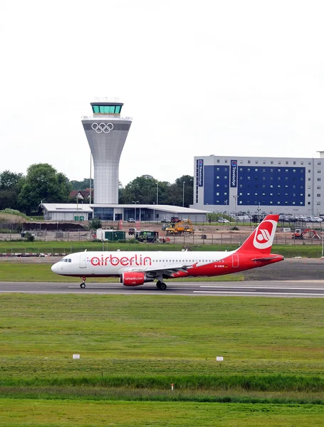 Air Berlin A320 D-Abdw taxiën na landing met de nieuwe Control Tower aan de achterzijde op Birmingham Airport, Birmingham, UK. — Stockfoto