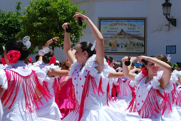 ロメリア・サン・ベルナベ、マルベーリャの間にイグレシア広場で踊る十代の女の子のフラメンコ. — ストック写真