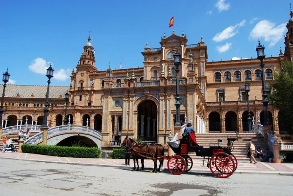 Carruaje tirado por caballos en la Plaza de España, Sevilla . —  Fotos de Stock