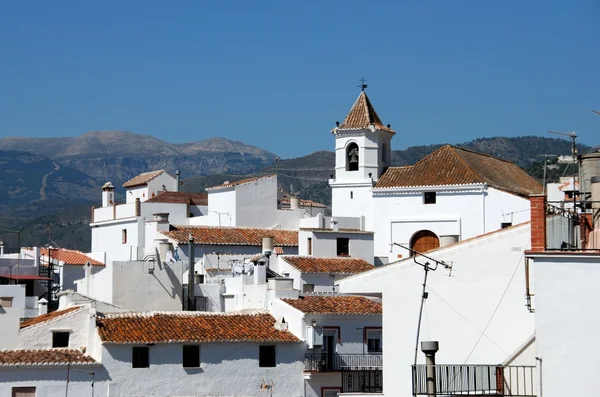 Vista de la ciudad y la iglesia con montañas en la parte trasera, Sayalonga . —  Fotos de Stock