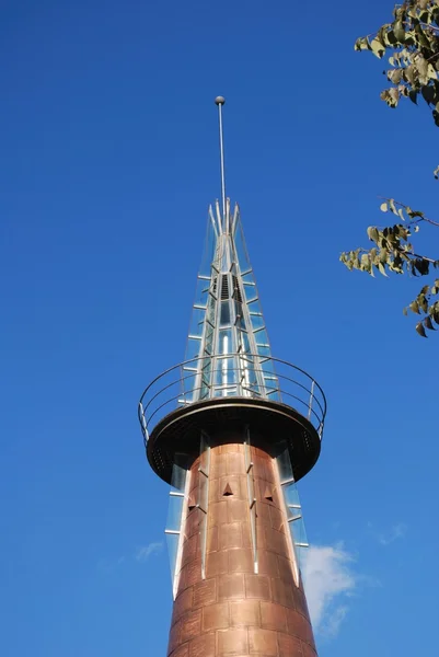 Obelisco de cobre na Plaza Monsenor Rodrigo Bocanegra, Marbella . — Fotografia de Stock