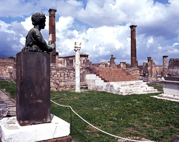Вид на храм Аполлона со статуей на переднем плане, Помпеи . — стоковое фото