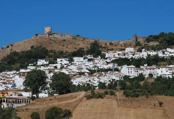 Vista da aldeia caiada de branco e do campo circundante com um castelo no topo da colina, Jimena de la Frontera — Fotografia de Stock