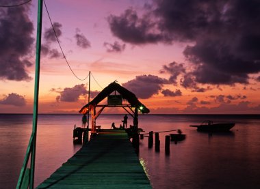 Güvercin noktada iskeleye günbatımı, Tobago.