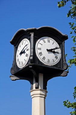 Şehir merkezinde ahşap bir çerçeve içinde süslü saat, Stafford.