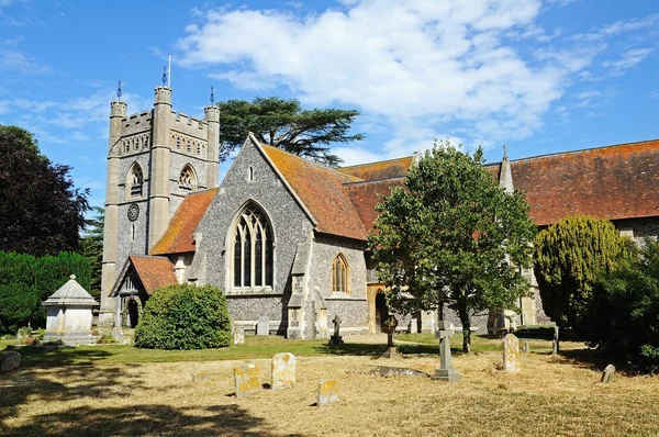 Igreja de St. Marys e cemitério no centro da aldeia, Hambledon . — Fotografia de Stock