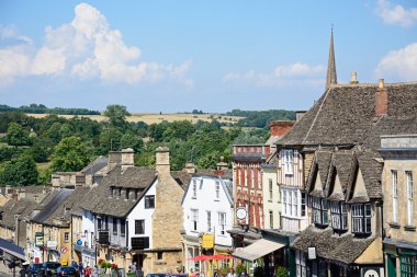 Dükkanlar ve işyerleri The Hill yaz aylarında, Burford alışveriş caddesi boyunca görünümü