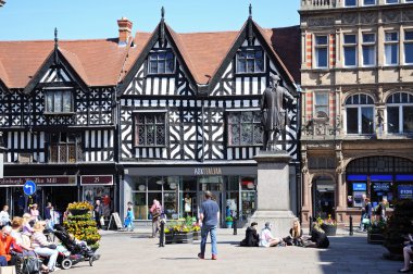 The Square Hindistan Clive heykel (Robert Clive), Shrewsbury tabanı etrafında oturan gençler bir grup ile çerçeveli ahşap binalarda.