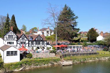 The Boathouse Pub yanı sıra nehir Severn, Shrewsbury dışarıda yemek insanlar.