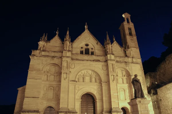 Santa Marian kirkko Plaza de Santa Maria yöllä, Antequera . — kuvapankkivalokuva