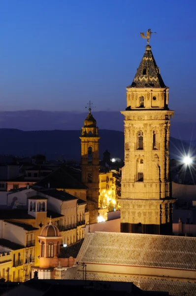 San Sebastian (en yakın) ve San Augustin kuleleri alacakaranlıkta, Antequera. — Stok fotoğraf