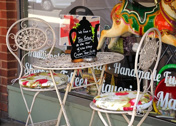 店の外のテーブルの上のティーパーラーサイン、テュークスベリー. — ストック写真