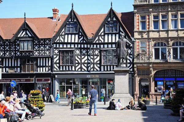 Madeira emoldurada edifícios na Praça com um grupo de jovens sentados em torno da base da estátua Clive of Índia (Robert Clive), Shrewsbury . — Fotografia de Stock