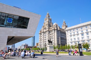 Ön planda bir kaldırım kafe ile Karaciğer Binası ve Cunard Binası Görünümü, Liverpool.