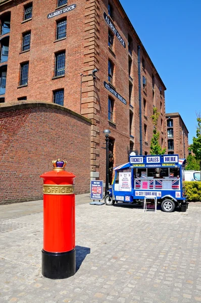 El buzón especial de Liverpool en Albert Dock con un camión de venta de entradas en la parte trasera, Liverpool . — Foto de Stock
