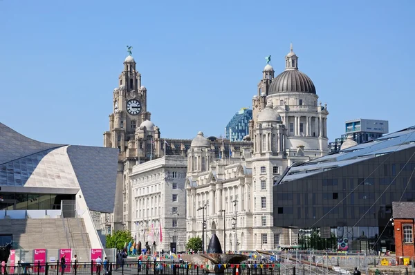 As Três Graças consistem no Edifício do Fígado, no Edifício Port of Liverpool e no Edifício Cunard, em Liverpool . — Fotografia de Stock