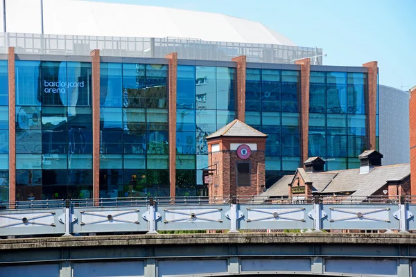 Blick auf die nationale Indoor-Arena aka Barclaycard-Arena und die Mälzerei-Kneipe am alten Wendepunkt, birmingham. — Stockfoto