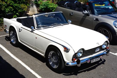Bir beyaz yumuşak top zafer Tr5 köyde, Castle Combe Park.