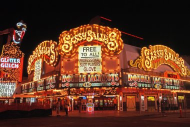 Gece şehir merkezinde Sassy Sallys casino, Las Vegas.