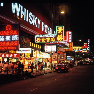 Gece Yee Wo Street boyunca görünüm, Aberdeen, Hong Kong.