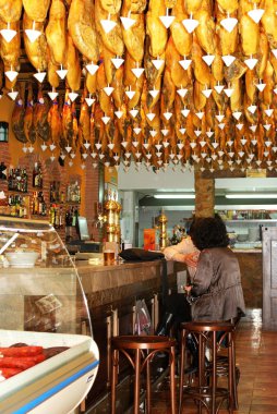 Plaza Nueva (Catolicos), Granada hemen kapalı tavandan asılı Jamon Serrano bacakları ile Bar.
