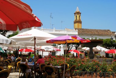 İnsanlar kaldırım kafeleri Plaza Las Flores, Estepona, rahatlatıcı.
