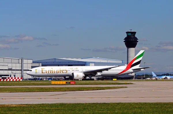 Emirates Boeing 777-300 в Манчестері аеропорт, Манчестер. — стокове фото