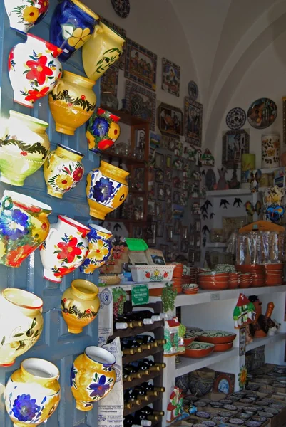 Garnki ceramiczne na sprzedaż w drzwiach sklepowych, Frigiliana. — Zdjęcie stockowe
