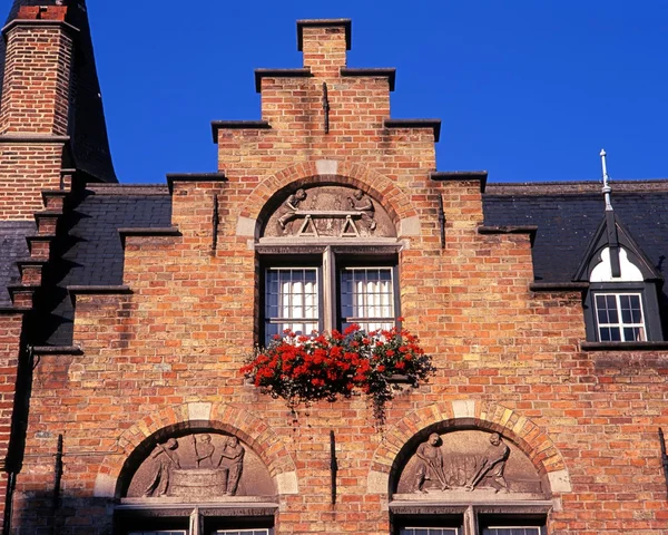 Detalhe da arquitetura na frente de um edifício de tijolos, Bruges . — Fotografia de Stock