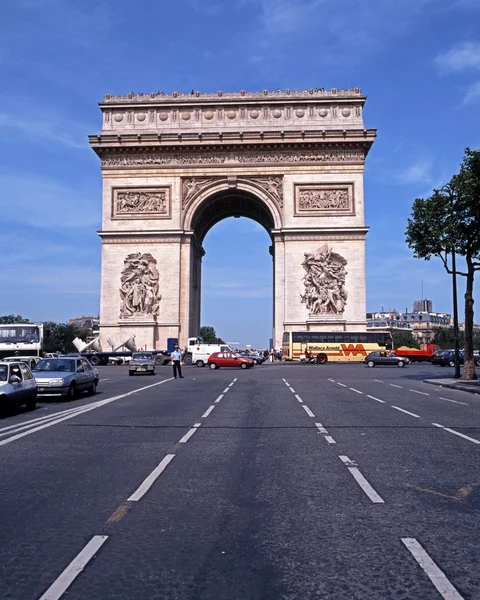 Vista do Arco do Triunfo ao longo da Place Charles de Gaulle no final do Champs-Elysees, Paris . — Fotografia de Stock