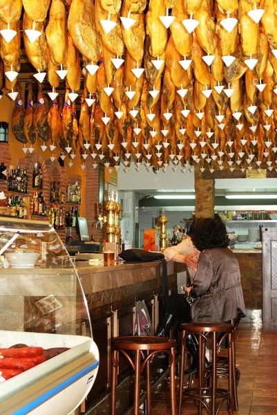 Bar con patas de Jamon Serrano colgando del techo justo al lado de la Plaza Nueva (Catolicos), Granada . —  Fotos de Stock