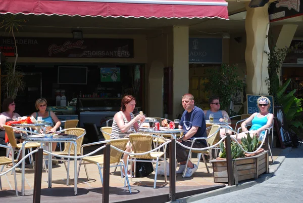 Turistas relajándose en una cafetería en la zona portuaria, Benalmádena . — Foto de Stock