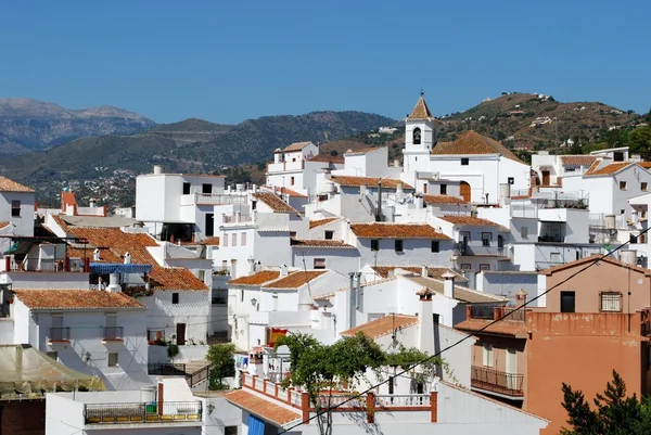 Vista de la ciudad y la iglesia con montañas en la parte trasera, Sayalonga . — Foto de Stock