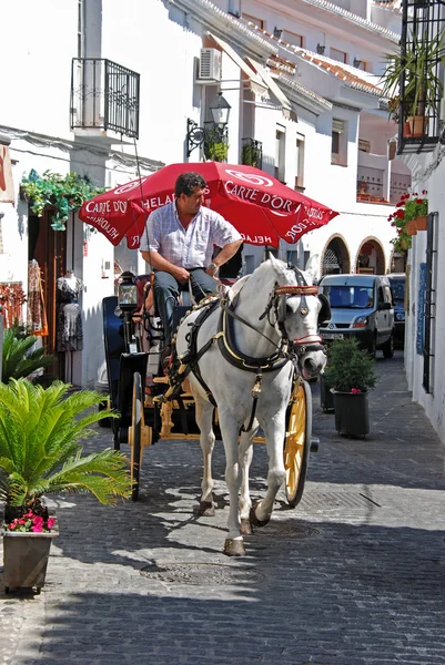 Turyści, biorąc wycieczkę w koniu ciągnięte wzdłuż Calle Malaga, Mijas. — Zdjęcie stockowe