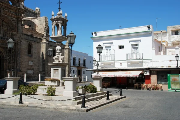 Το υπαίθριο καφενείο στην πλατεία της Ισπανίας με την εκκλησία του κοινού του δημάρχου στην αριστερή πλευρά, El Puerto de Santa Maria. — Φωτογραφία Αρχείου