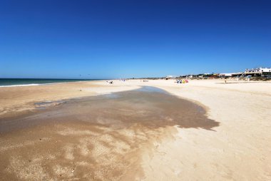 Turistler rahatlatıcı beyaz kumlu plaj, El Palmar.