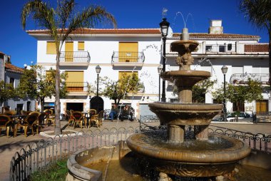 Şehir meydanında çeşme ve kaldırım kafeler, Colmenar.